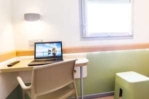 Dobbeltværelse - flere senge | Skrivebord, lydisolering, gratis Wi-Fi, sengetøj