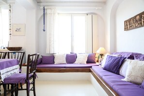 Villa | Área de sala de estar | Televisión de pantalla plana y chimenea 