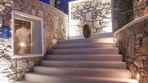 Μια σκάλα από πέτρα με μοντέρνο σχεδιασμό, που οδηγεί σε ένα ανώτερο επίπεδο.