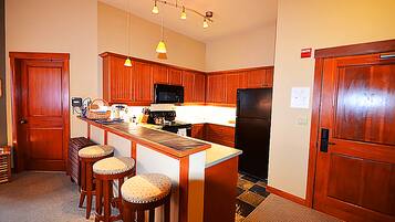 Exclusive Condo, 2 Bedrooms, Mountain View, Slope side | Private kitchen | Fridge, microwave, coffee/tea maker