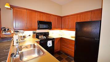 Exclusive Condo, 2 Bedrooms, Mountain View, Slope side | Private kitchen | Fridge, microwave, coffee/tea maker
