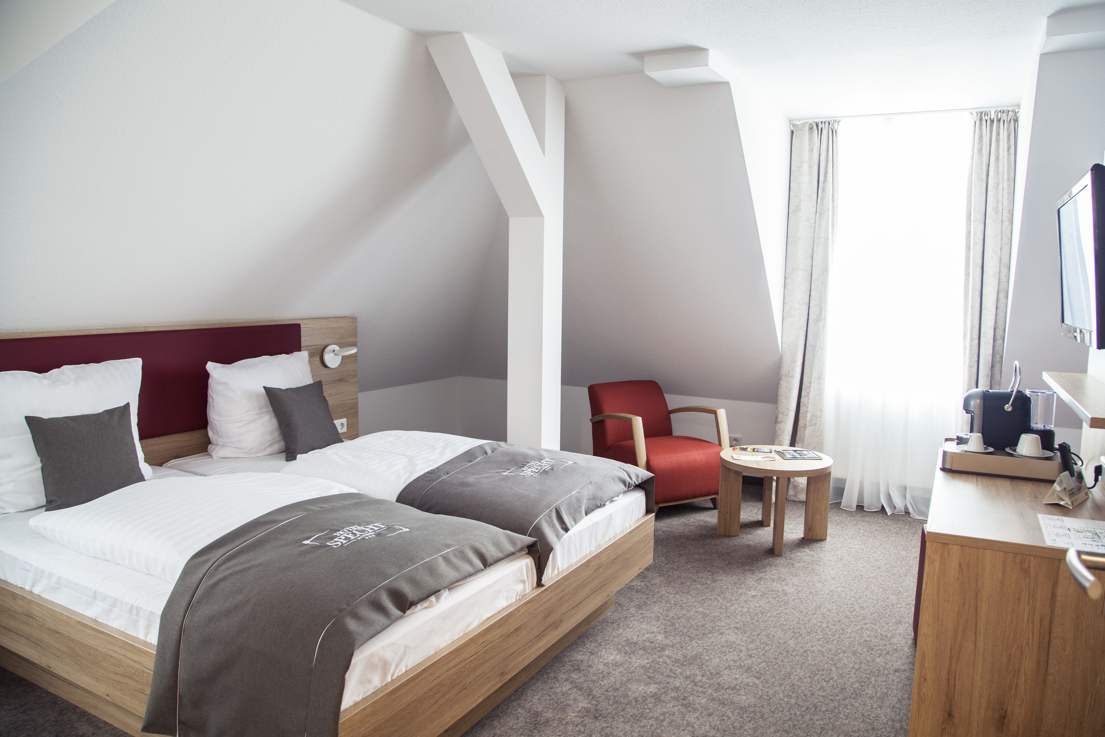 standard double or twin room, accessible | minibar, in-room safe, desk, soundproofing