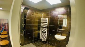 Kostenlose Toilettenartikel, Haartrockner, Handtücher
