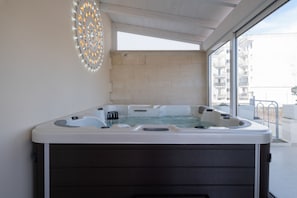 Sauna seca, banheira de hidromassagem, massagens com pedras quentes