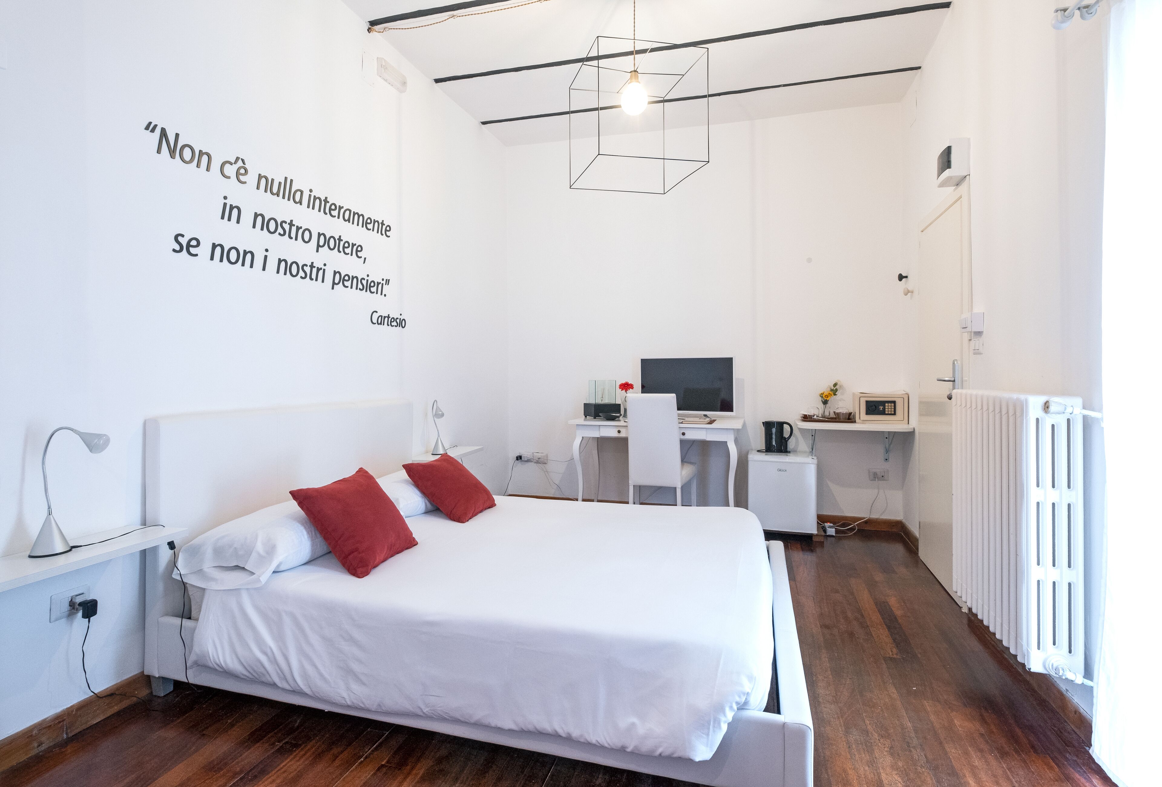 Una habitación de hotel moderna con cama, escritorio y ordenador.