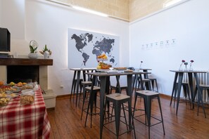 Café da manhã com buffet todos os dias (EUR 7 por pessoa) 