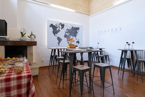 Tägliches Frühstücksbuffet (7 EUR pro Person)