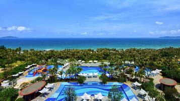 5 piscines extérieures, maîtres-nageurs sur place