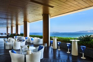 3 restaurants; breakfast, lunch, dinner and brunch served 