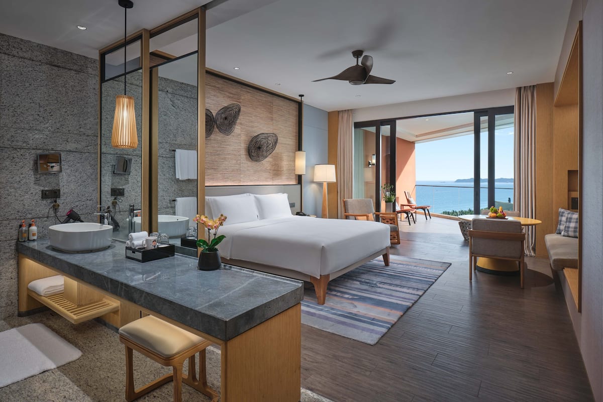 1 bedroom, premium bedding, minibar, in-room safe