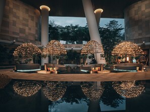 3 restaurants; breakfast, lunch, dinner, and brunch served