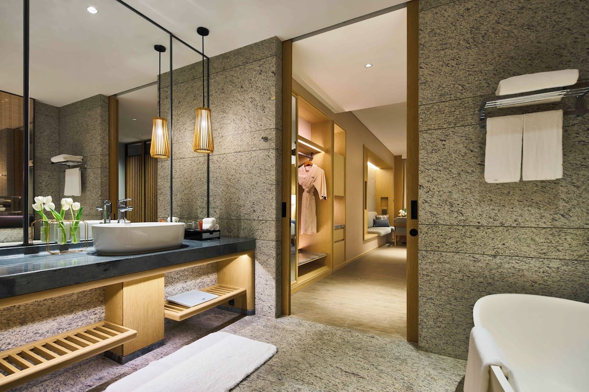 Separate bathtub and shower, deep-soaking bathtub