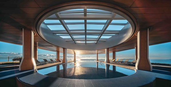 5 outdoor pools, open 7 AM to 10:30 PM, lifeguards on site