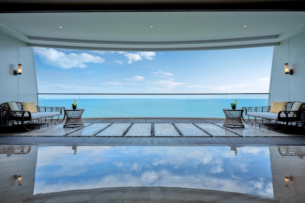 1 King Suite Oceanfront | Premium bedding, minibar, in-room safe, blackout drapes
