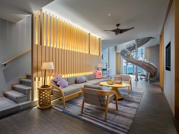 Una sala de estar moderna con un sofá, una mesa de centro y una escalera espiral única.