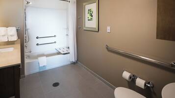 Un baño con ducha, inodoro y lavabo.