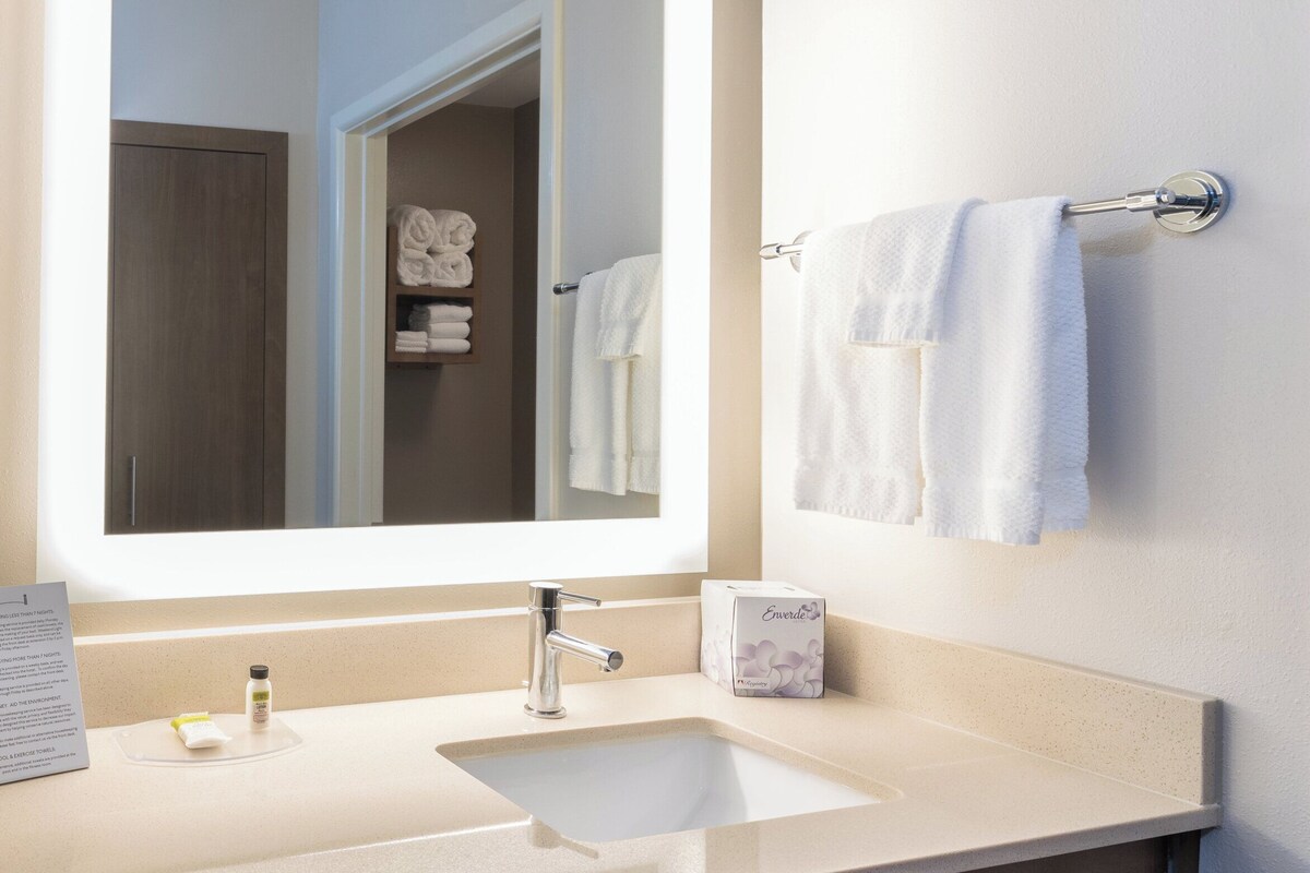 Hair dryer, towels