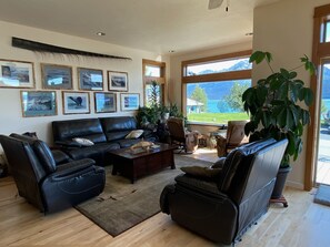 Kamar Standar, 1 Tempat Tidur Queen, Bebas Asap Rokok (Upstairs Rooms) | Ruang keluarga