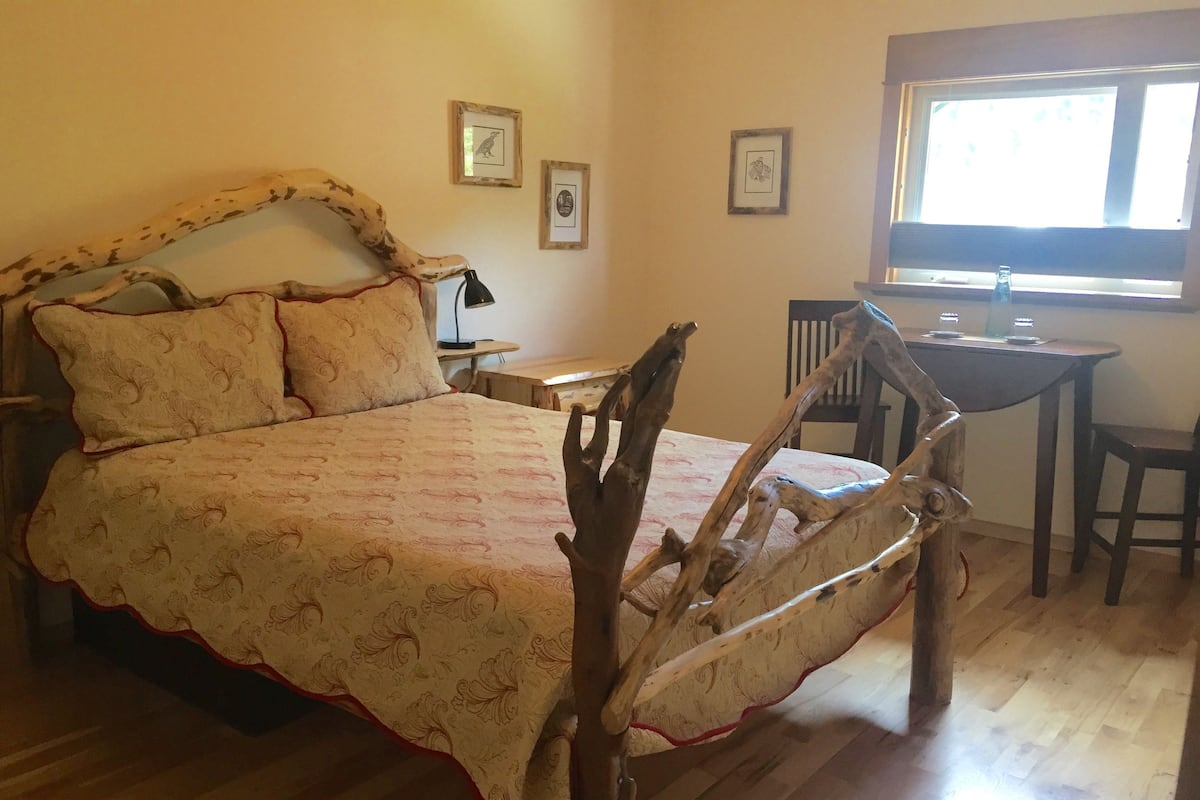 Standard Room, 1 Queen Bed, Non Smoking (Upstairs Rooms) | 1 bedroom, blackout drapes, free WiFi, bed sheets