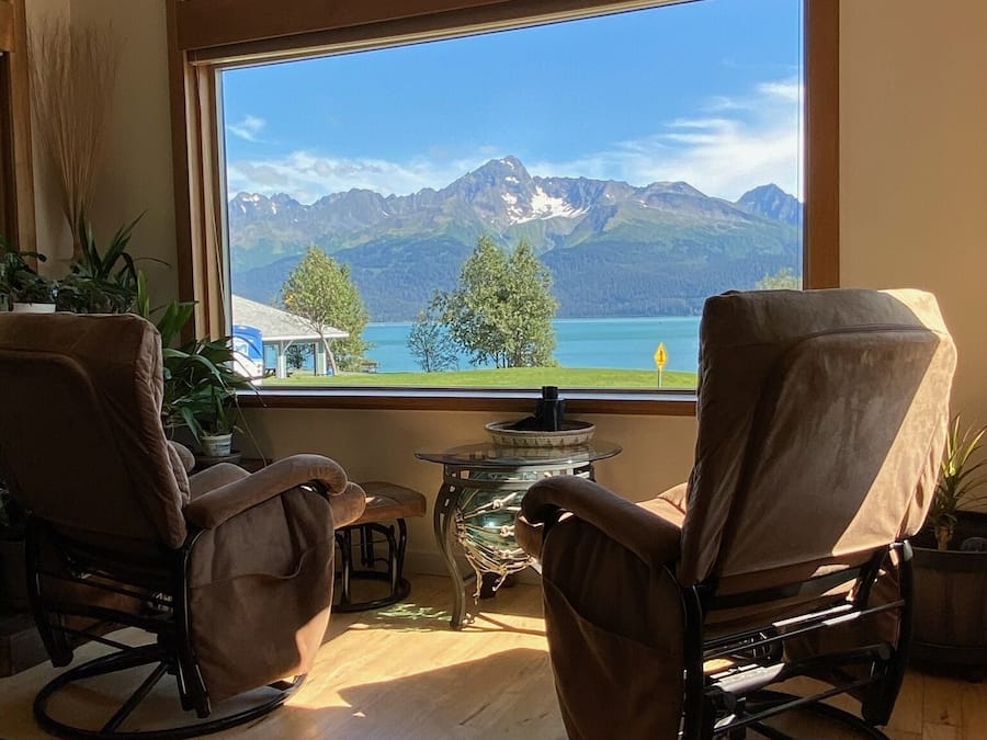 Standard Room, 1 Queen Bed, Non Smoking (Upstairs Rooms) | Living room