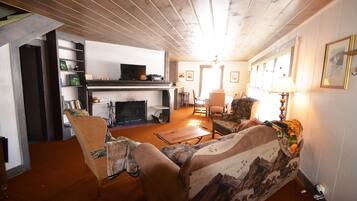 Casa Confort, 4 habitaciones, junto a la pista de ski | Sala de estar | Televisión de pantalla plana, chimenea y películas con cargo