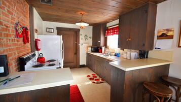 Comfort House, 4 Bedrooms, Slope side | Private kitchen | Fridge, microwave, oven, stovetop