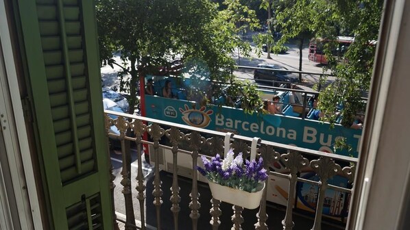Un autobús en Barcelona con decoración floral en la barandilla.
