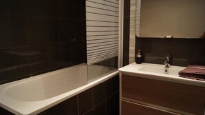 Habitación Cuádruple, Baño Privado, Balcón | Baño | Artículos de higiene personal gratuitos, secador de pelo y toallas