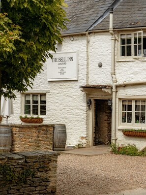 Exterior - The Bell Inn (Lechlade)