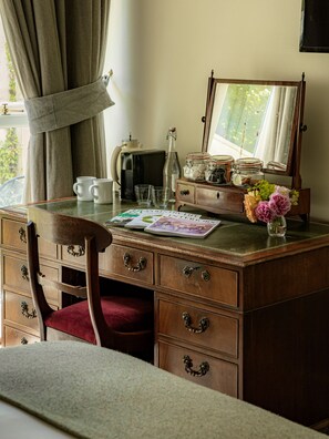 Comfort Double Room, Ensuite - The Bell Inn (Lechlade)