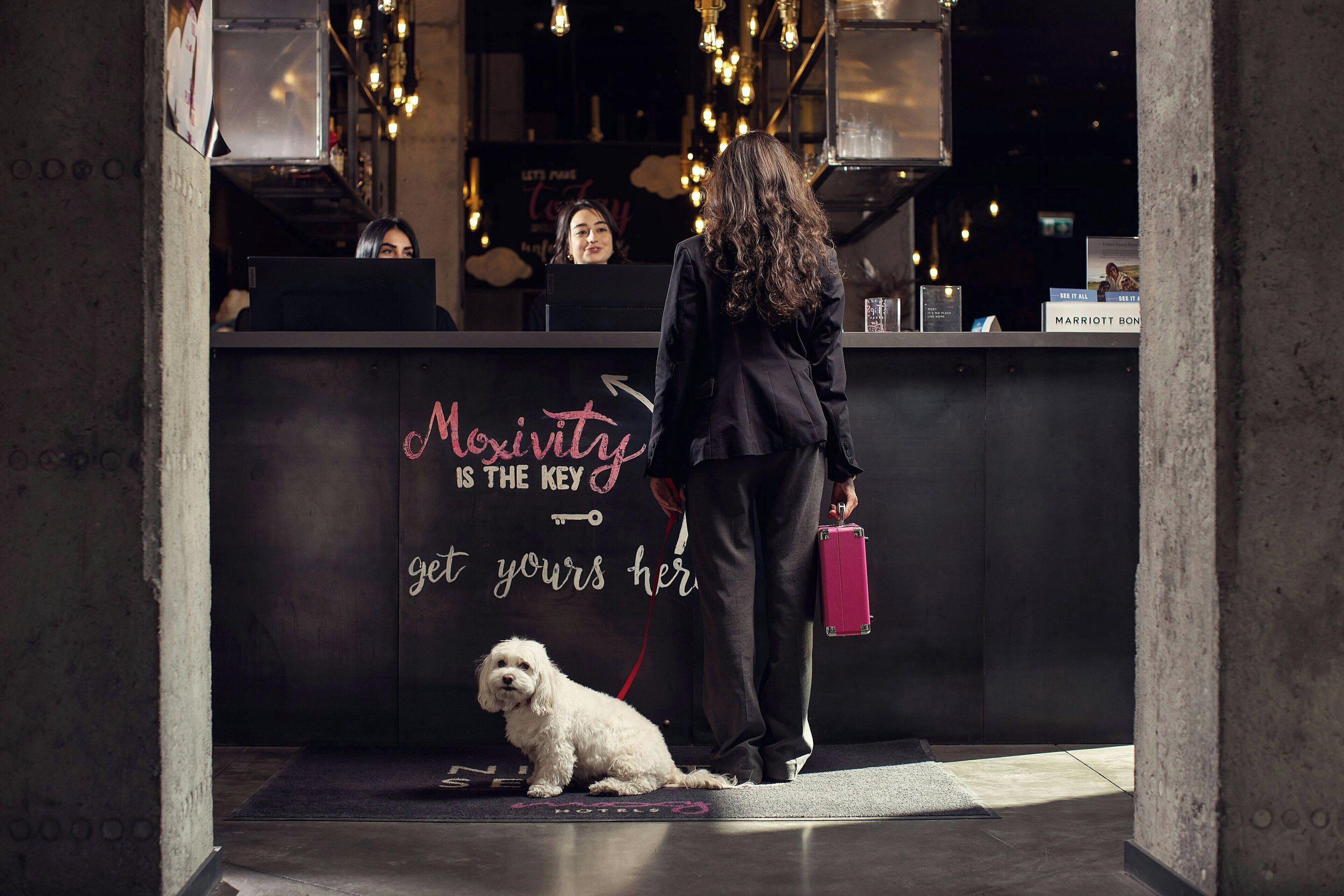 Un espace d’accueil d’hôtel avec une pancarte sur laquelle on peut lire : « Marriott, la clé du succès, procurez-vous la vôtre ici. »