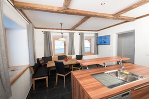 Exclusive Apartment, 1 Bedroom, Terrace, Mountain View | Private kitchen | Fridge, oven, stovetop, dishwasher - Gletscher Appartements (Flattach)