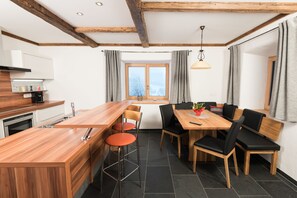 Appartement Exclusif, 1 chambre, terrasse, vue montagne | Cuisine privée | Réfrigérateur, four, plaque de cuisson, lave-vaisselle