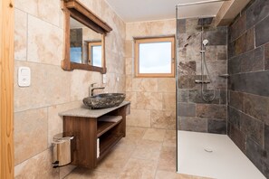 Exclusive Apartment, 3 Bedrooms, Accessible, Mountain View | Bathroom