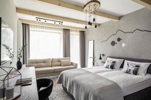 Habitación cuádruple familiar, 1 habitación, terraza | Ropa de cama de alta calidad, caja fuerte, escritorio