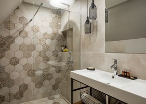 Chambre Deluxe double, balcon | Salle de bain | Articles de toilette (gratuits), séchoir à cheveux, serviettes fournies