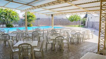 Una piscina al aire libre