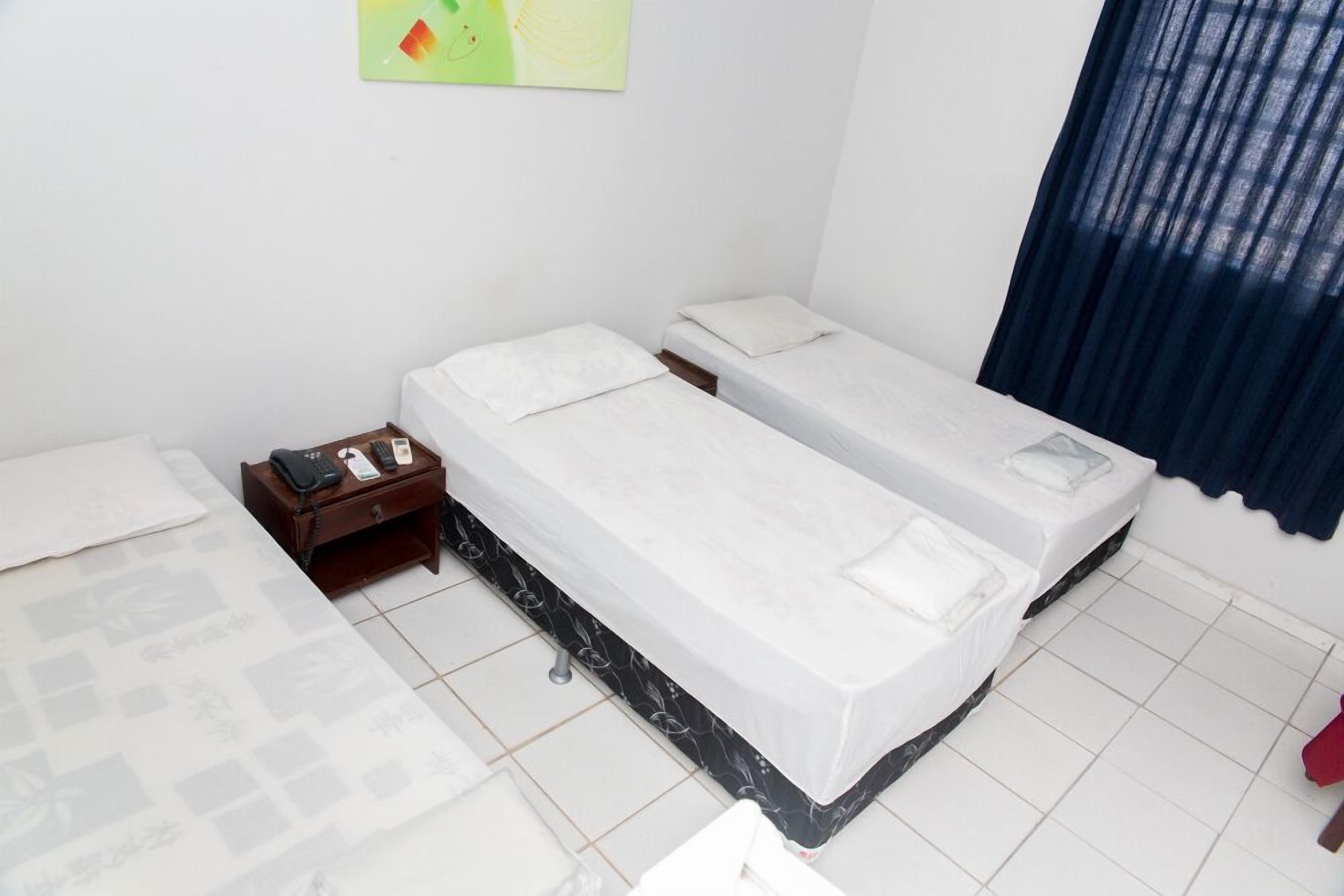 三人房 | 迷你吧、客房内保险箱、办公桌、笔记本电脑工作区