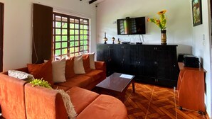 A living room with a sofa set, a coffee table, and a television. - Paraiso Cocora (Salento)