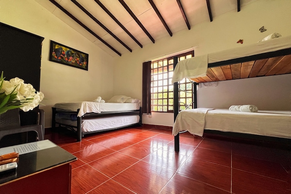 Habitacion Familiar con bano privado | Blendingsgardiner, strykejern/-brett, wi-fi (inkludert) og sengetøy