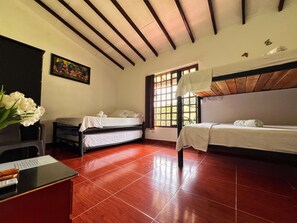 Habitacion Familiar con bano privado | 遮光窗帘、熨斗/熨板、免费 WiFi、床单