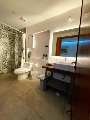 Superior Studio Suite | Bathroom | Hair dryer, towels, soap, shampoo - Hotel Boutique La Cochinilla (Oaxaca)