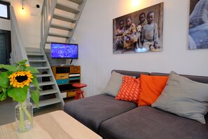 Design appartement, 2 slaapkamers, keuken | Woonruimte | Een flatscreentelevisie, Netflix, een dvd-speler en een iPod-dock