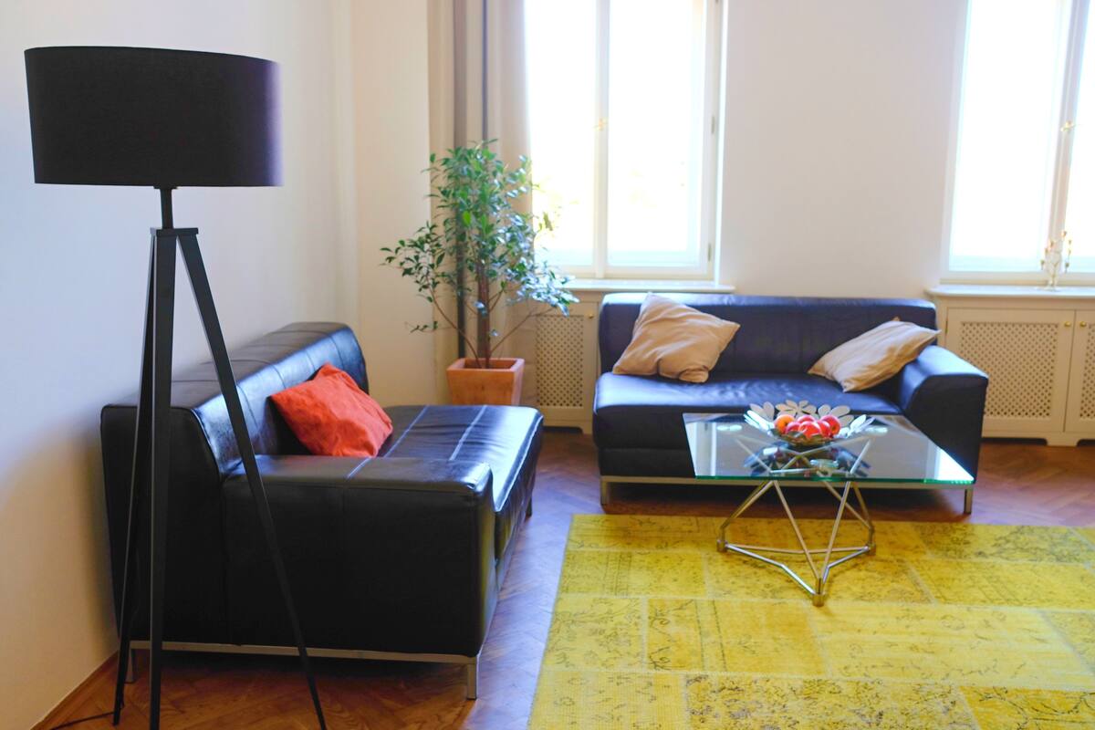 Deluxe Apartment | Living room | 42-inch flat-screen TV with cable channels, TV, Netflix