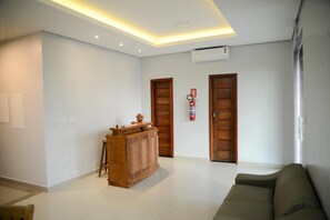 32-inch Smart TV with premium TV channels, TV - Novo Hotel (Boa Vista)