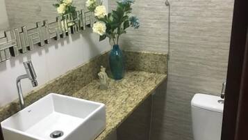 Shower, free toiletries, towels