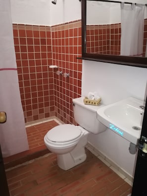 Shower, free toiletries, towels