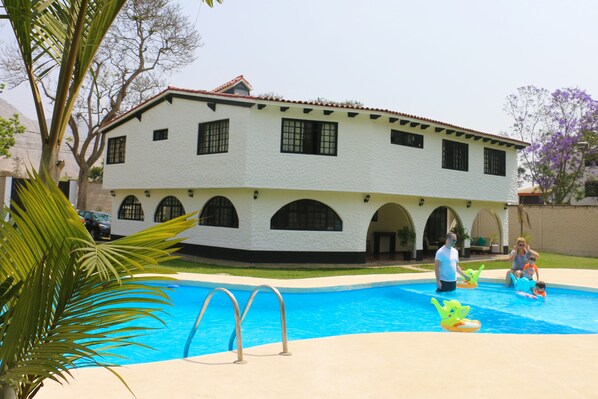 Una piscina al aire libre