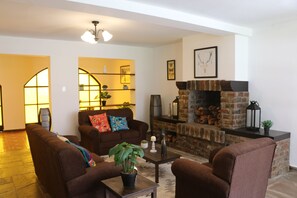 House, 6 Bedrooms | Living room