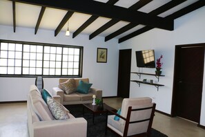 House, 6 Bedrooms | Living room